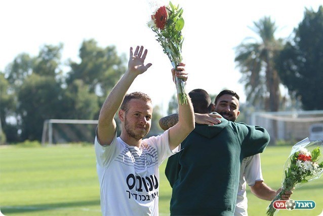 עמיר אבלס עם הפרחים (עודד חסין)